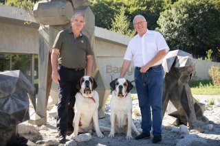 Claude Moret (à gauche) et Jean-Maurice Tornay (à droite), accompagnés des chiens Syrah et Patsch